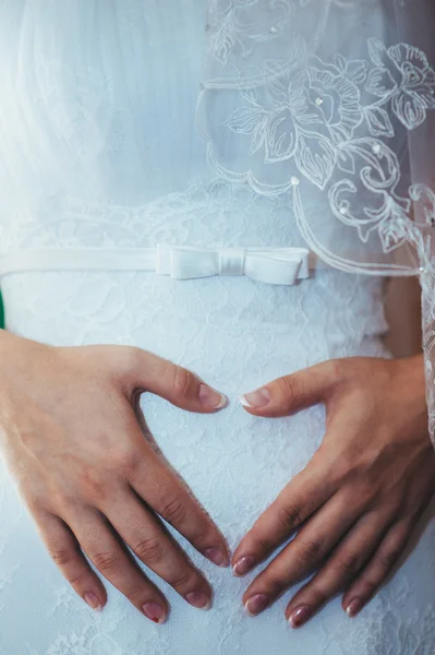 Bruden redo. vackra bruden i vit bröllop klänning med ljusa smink och frisyr. Glad sexig tjej väntar brudgummen. Romantiska dam i brudklänning har slutliga förberedelserna för bröllop — Stockfoto