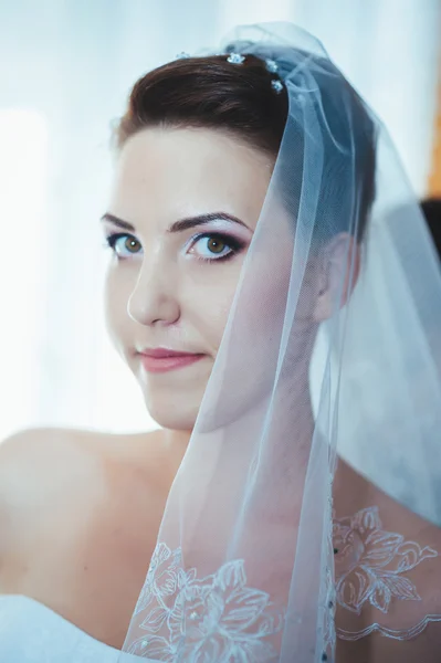 A noiva está a preparar-se. noiva bonita em vestido de noiva branco com penteado e maquiagem brilhante. Menina sexy feliz à espera de noivo. Senhora romântica em vestido de noiva tem preparação final para o casamento — Fotografia de Stock