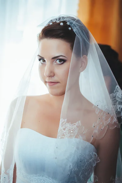 Bride getting ready. beautiful bride in white wedding dress with hairstyle and bright makeup. Happy sexy girl waiting for groom. Romantic lady in bridal dress have final preparation for wedding — Stock Photo, Image