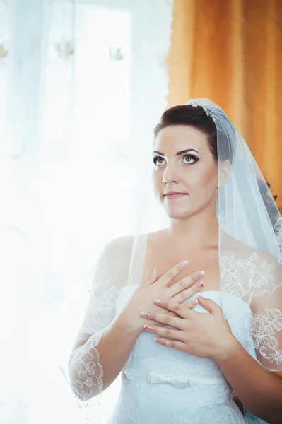 Bride getting ready. beautiful bride in white wedding dress with hairstyle and bright makeup. Happy sexy girl waiting for groom. Romantic lady in bridal dress have final preparation for wedding — Stock Photo, Image