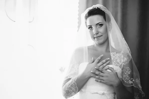 A noiva está a preparar-se. noiva bonita em vestido de noiva branco com penteado e maquiagem brilhante. Menina sexy feliz à espera de noivo. Senhora romântica em vestido de noiva tem preparação final para o casamento — Fotografia de Stock