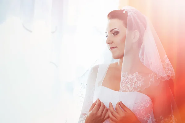 Невеста готовится. красивая невеста в белом свадебном платье с прической и ярким макияжем. Счастливая сексуальная девушка ждет жениха. Романтическая леди в свадебном платье готовятся к свадьбе — стоковое фото