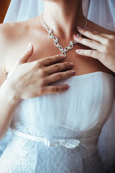 A noiva está a preparar-se. noiva bonita em vestido de noiva branco com penteado e maquiagem brilhante. Menina sexy feliz à espera de noivo. Senhora romântica em vestido de noiva tem preparação final para o casamento — Fotografia de Stock