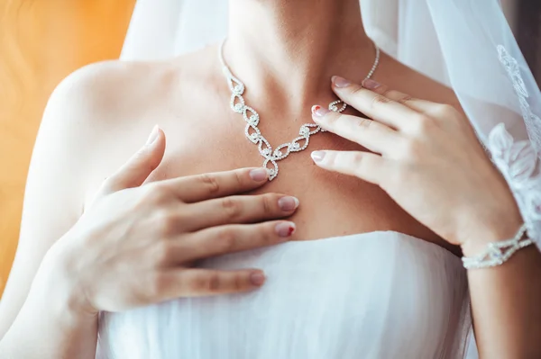 La sposa si prepara. bella sposa in abito da sposa bianco con acconciatura e trucco luminoso. Felice ragazza sexy in attesa di sposo. Romantica signora in abito da sposa hanno preparazione finale per il matrimonio — Foto Stock