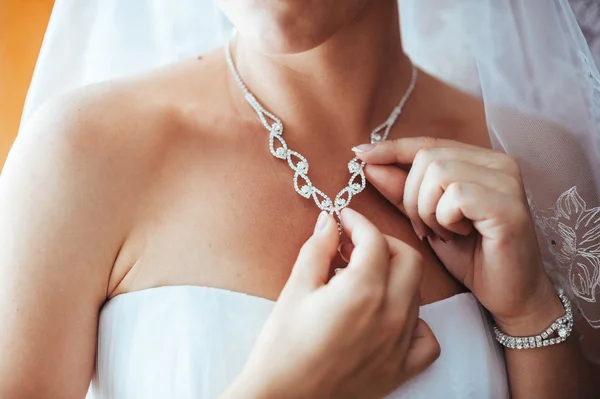 Novia preparándose. hermosa novia en vestido de novia blanco con peinado y maquillaje brillante. Feliz chica sexy esperando al novio. Señora romántica en vestido de novia tienen la preparación final para la boda —  Fotos de Stock