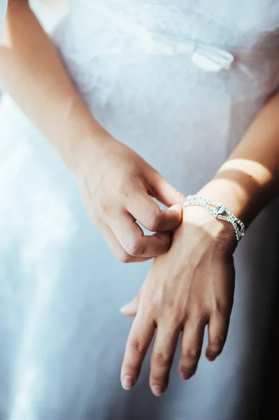 Bride getting ready. beautiful bride in white wedding dress with hairstyle and bright makeup. Happy sexy girl waiting for groom. Romantic lady in bridal dress have final preparation for wedding — Stock Photo, Image