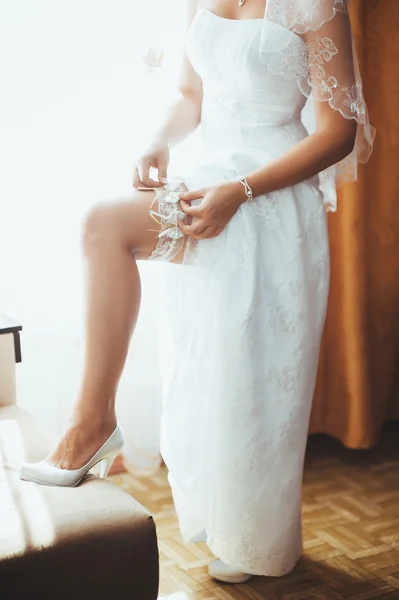 Νύφη ετοιμάζεται. όμορφη νύφη σε άσπρο γαμήλιο φόρεμα με χτένισμα και φωτεινό μακιγιάζ. Ευτυχισμένος σέξι κορίτσι σας περιμένουν για γαμπρό. Ρομαντική κυρία στο νυφικό φόρεμα έχουν τελική προετοιμασία για το γάμο — Φωτογραφία Αρχείου