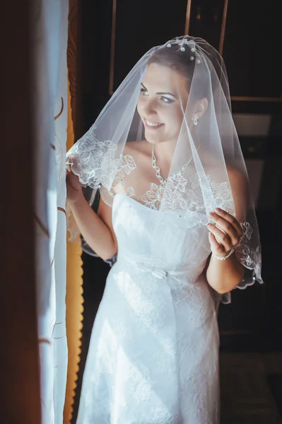 A noiva está a preparar-se. noiva bonita em vestido de noiva branco com penteado e maquiagem brilhante. Menina sexy feliz à espera de noivo. Senhora romântica em vestido de noiva tem preparação final para o casamento — Fotografia de Stock