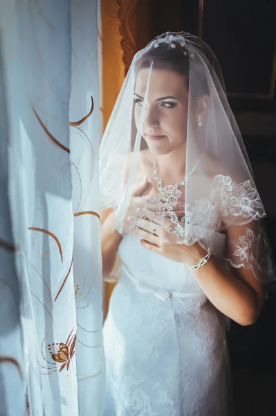 Braut macht sich bereit. schöne Braut in weißem Brautkleid mit Frisur und hellem Make-up. glücklich sexy Mädchen wartet auf Bräutigam. Romantikerin im Brautkleid hat letzte Vorbereitungen für Hochzeit — Stockfoto