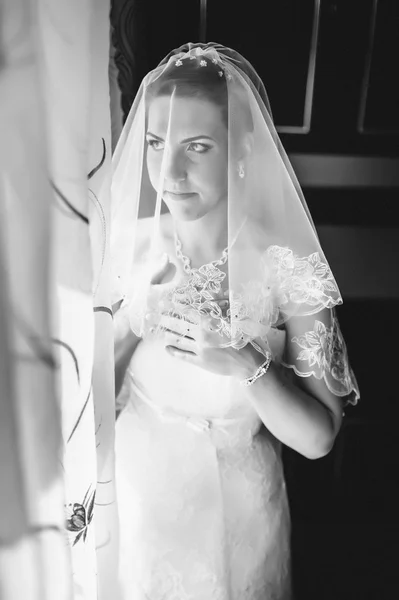 A noiva está a preparar-se. noiva bonita em vestido de noiva branco com penteado e maquiagem brilhante. Menina sexy feliz à espera de noivo. Senhora romântica em vestido de noiva tem preparação final para o casamento — Fotografia de Stock