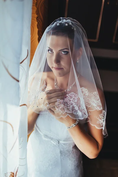 A noiva está a preparar-se. noiva bonita em vestido de noiva branco com penteado e maquiagem brilhante. Menina sexy feliz à espera de noivo. Senhora romântica em vestido de noiva tem preparação final para o casamento — Fotografia de Stock