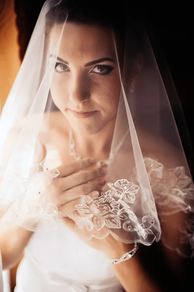 A noiva está a preparar-se. noiva bonita em vestido de noiva branco com penteado e maquiagem brilhante. Menina sexy feliz à espera de noivo. Senhora romântica em vestido de noiva tem preparação final para o casamento — Fotografia de Stock