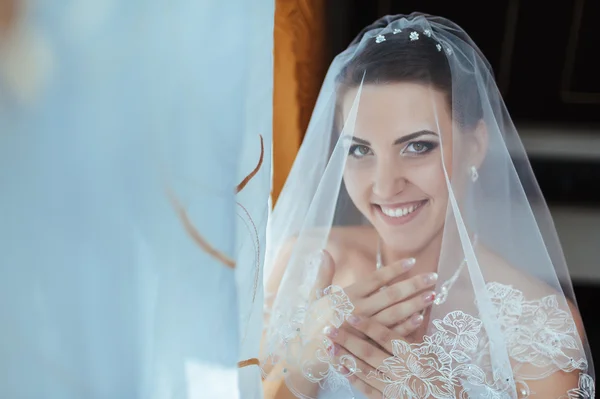 A noiva está a preparar-se. noiva bonita em vestido de noiva branco com penteado e maquiagem brilhante. Menina sexy feliz à espera de noivo. Senhora romântica em vestido de noiva tem preparação final para o casamento — Fotografia de Stock