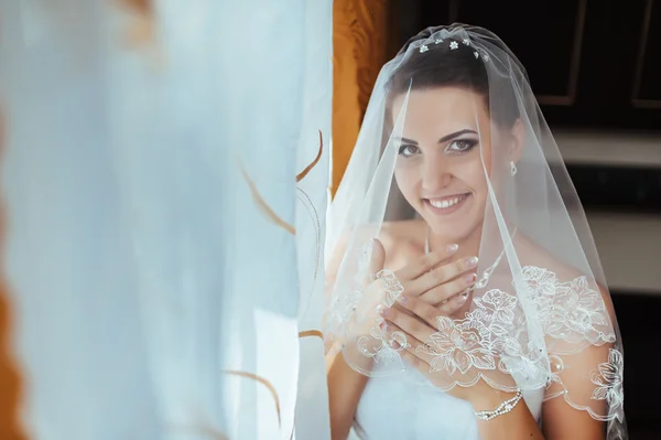 A noiva está a preparar-se. noiva bonita em vestido de noiva branco com penteado e maquiagem brilhante. Menina sexy feliz à espera de noivo. Senhora romântica em vestido de noiva tem preparação final para o casamento — Fotografia de Stock