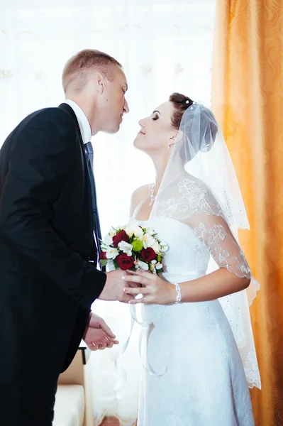 Bröllopsparet. första mötet för bruden och brudgummen — Stockfoto