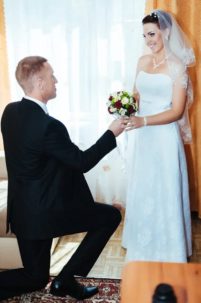 Wedding couple. first meeting of bride and groom — Stock Photo, Image