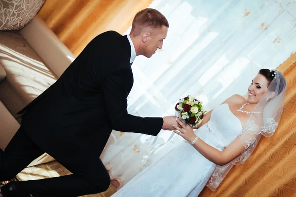 Couple de mariage. première réunion des mariés — Photo