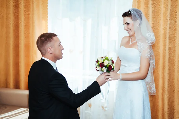 Hochzeitspaar. Erstes Treffen von Braut und Bräutigam — Stockfoto