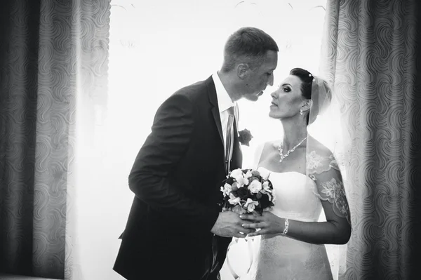 Couple de mariage. première réunion des mariés — Photo