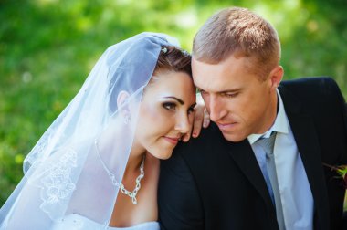 Gelin ve damat, düğün günü açık havada yürüyüş Doğa bahar. mutlu yeni evli kadın ve erkek yeşil park kucaklayan gelin çift. sevgi dolu evlilik çift açık.