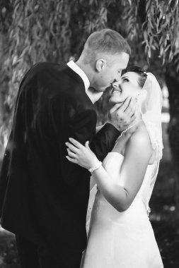 Gelin ve damat, düğün günü açık havada yürüyüş Doğa bahar. mutlu yeni evli kadın ve erkek yeşil park kucaklayan gelin çift. sevgi dolu evlilik çift açık.