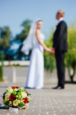 Gelin ve damat, düğün günü açık havada yürüyüş Doğa bahar. mutlu yeni evli kadın ve erkek yeşil park kucaklayan gelin çift. sevgi dolu evlilik çift açık.