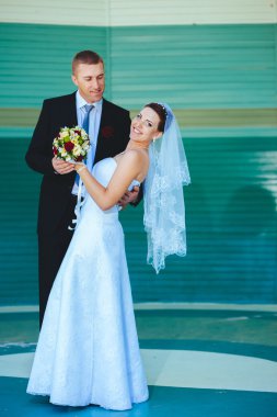 Gelin ve damat, düğün günü açık havada yürüyüş Doğa bahar. mutlu yeni evli kadın ve erkek yeşil park kucaklayan gelin çift. sevgi dolu evlilik çift açık.