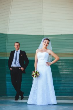 Gelin ve damat, düğün günü açık havada yürüyüş Doğa bahar. mutlu yeni evli kadın ve erkek yeşil park kucaklayan gelin çift. sevgi dolu evlilik çift açık.