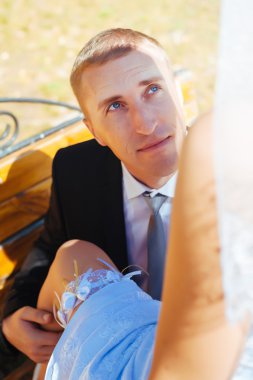 Gelin ve damat, düğün günü açık havada yürüyüş Doğa bahar. mutlu yeni evli kadın ve erkek yeşil park kucaklayan gelin çift. sevgi dolu evlilik çift açık.