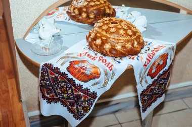 geleneksel Ukrayna düğün ekmeği nakışı havlu üzerinde.