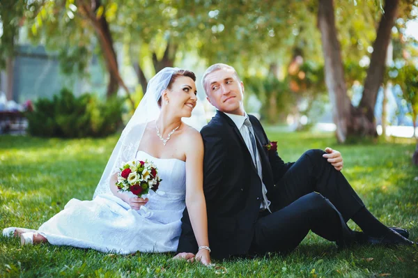 Bruid en bruidegom op huwelijksdag buiten lopen op lente aard. bruidspaar, gelukkig jonggehuwde vrouw en man omarmen in groen park. liefdevolle bruidspaar buiten. — Stockfoto