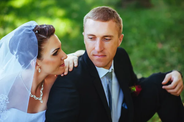 Sposo e Sposo al matrimonio Giorno camminando all'aperto sulla natura primaverile. Coppia di sposi, donna e uomo sposati felici che si abbracciano nel parco verde. Amare coppia di nozze all'aperto . — Foto Stock