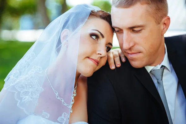 Novia y novio en el día de la boda caminando al aire libre en la naturaleza de primavera. Pareja nupcial, feliz mujer recién casada y hombre abrazándose en el parque verde. Amar pareja de boda al aire libre . —  Fotos de Stock