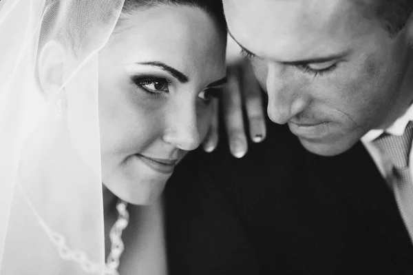 Braut und Bräutigam am Hochzeitstag beim Spaziergang in der Natur des Frühlings. Brautpaar, glückliche frisch vermählte Frau und Mann umarmen sich im grünen Park. Liebendes Hochzeitspaar im Freien. — Stockfoto