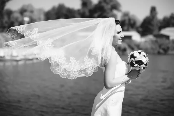 Retrato de hermosa novia joven sosteniendo ramo brillante de flores en las manos. celebración de la boda. recepción. naturaleza fondo verde. mujer sola al aire libre en el parque — Foto de Stock