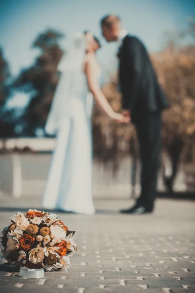 Menyasszony és a vőlegény az esküvő napján a szabadban séta tavasz természet. Nászutas pár, boldog newlywed nő és férfi átfogó zöld parkban. szerető esküvői pár kültéri. — Stock Fotó