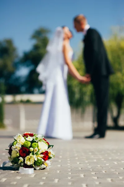 Menyasszony és a vőlegény az esküvő napján a szabadban séta tavasz természet. Nászutas pár, boldog newlywed nő és férfi átfogó zöld parkban. szerető esküvői pár kültéri. — Stock Fotó