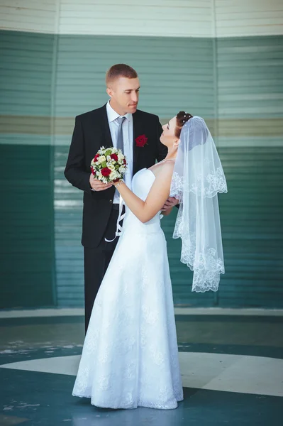 Baile de bodas al aire libre. A los bailarines les encanta volar . — Foto de Stock