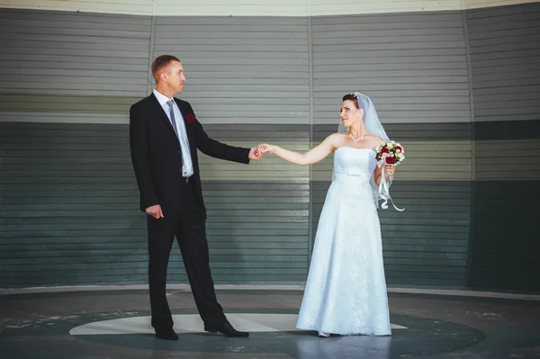 Bruiloft dans in de open lucht. Dansers houden van vliegen. — Stockfoto