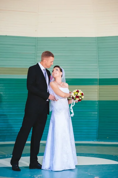 Hochzeitstanz unter freiem Himmel. Tänzer lieben das Fliegen. — Stockfoto