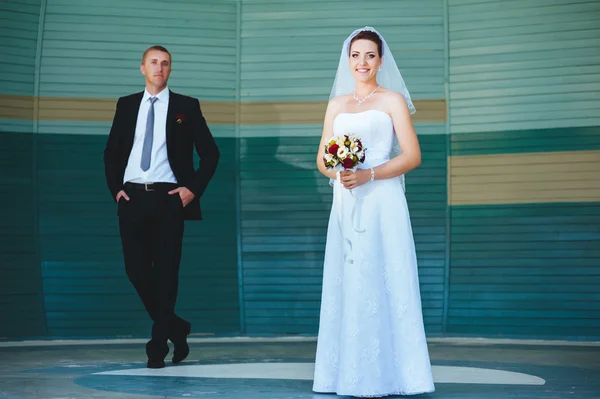 Noiva e noivo no dia do casamento andando ao ar livre na natureza de primavera. Casal nupcial, mulher recém-casada feliz e homem abraçando no parque verde. Casal de amor ao ar livre . — Fotografia de Stock