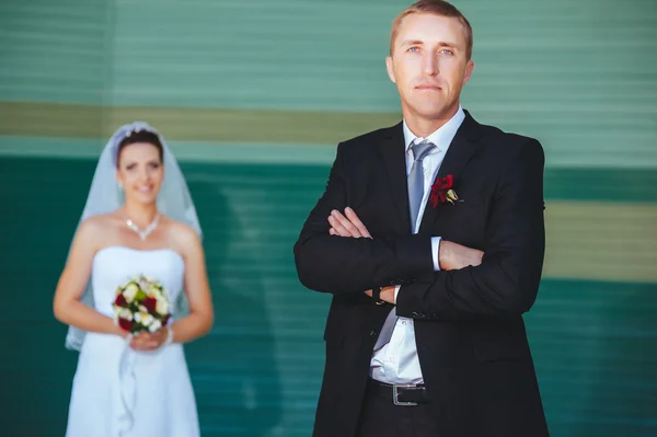 Noiva e noivo no dia do casamento andando ao ar livre na natureza de primavera. Casal nupcial, mulher recém-casada feliz e homem abraçando no parque verde. Casal de amor ao ar livre . — Fotografia de Stock