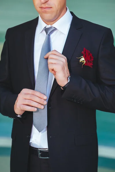 Porträt eines hübschen Bräutigams im Park, der sich auf die Hochzeit vorbereitet. — Stockfoto