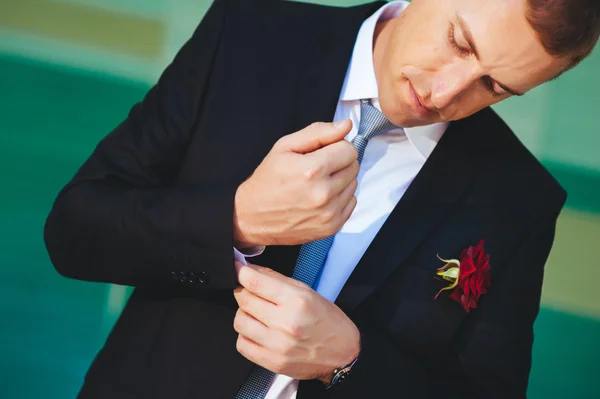 Porträt eines hübschen Bräutigams im Park, der sich auf die Hochzeit vorbereitet. — Stockfoto