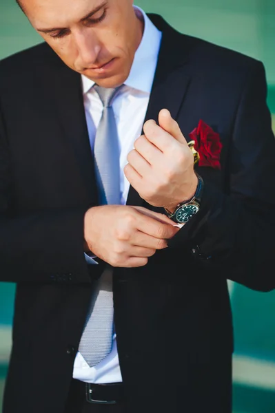Portrait of handsome groom in the park getting ready for the wedding. — Stock Photo, Image