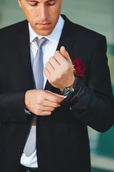 Portrait of handsome groom in the park getting ready for the wedding. — Stock Photo, Image