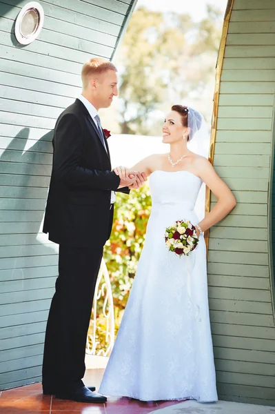 Menyasszony és a vőlegény az esküvő napján a szabadban séta tavasz természet. Nászutas pár, boldog newlywed nő és férfi átfogó zöld parkban. szerető esküvői pár kültéri. — Stock Fotó