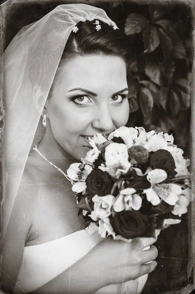Πορτρέτο του όμορφη νεαρή νύφη κρατώντας φωτεινά μπουκέτο λουλούδια στα χέρια. γαμήλια γιορτή. υποδοχή. φύση πράσινο φόντο. γυναίκα μόνο σε εξωτερικούς χώρους σε πάρκο — Φωτογραφία Αρχείου