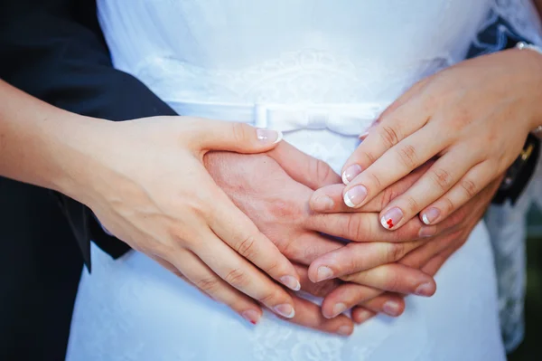 Noiva e noivo no dia do casamento andando ao ar livre na natureza de primavera. Casal nupcial, mulher recém-casada feliz e homem abraçando no parque verde. Casal de amor ao ar livre . — Fotografia de Stock