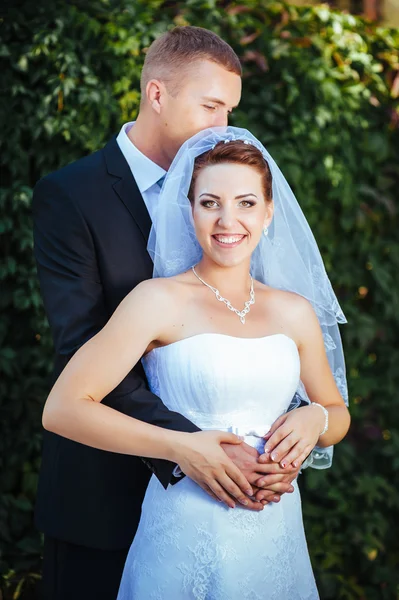 Bride and Groom at wedding Day walking Outdoors on spring nature. Bridal couple, Happy Newlywed woman and man embracing in green park. Loving wedding couple outdoor. — Stock Photo, Image